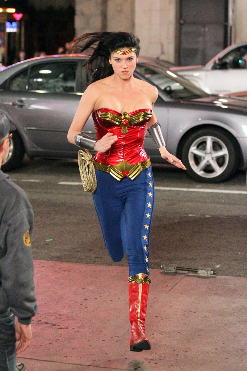 Illustration for article titled See the new and improved Wonder Woman costume in action